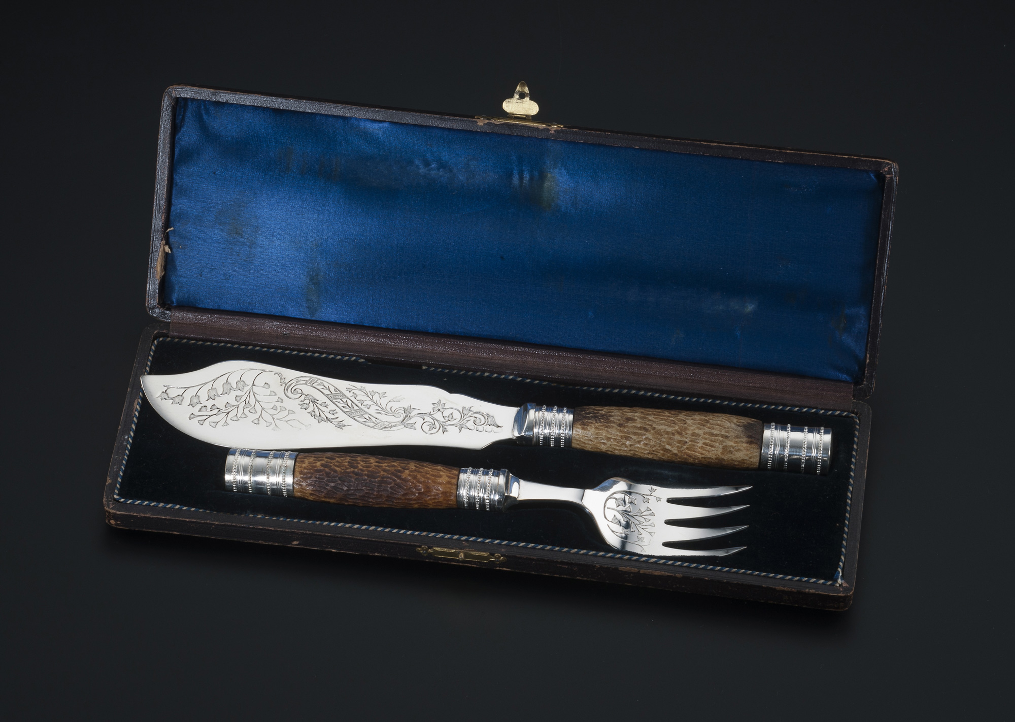 ENSEMBLE DE COUVERTS à Poissons et à Gâteaux en Argent et manche en Corne EUR 90,00 - FR