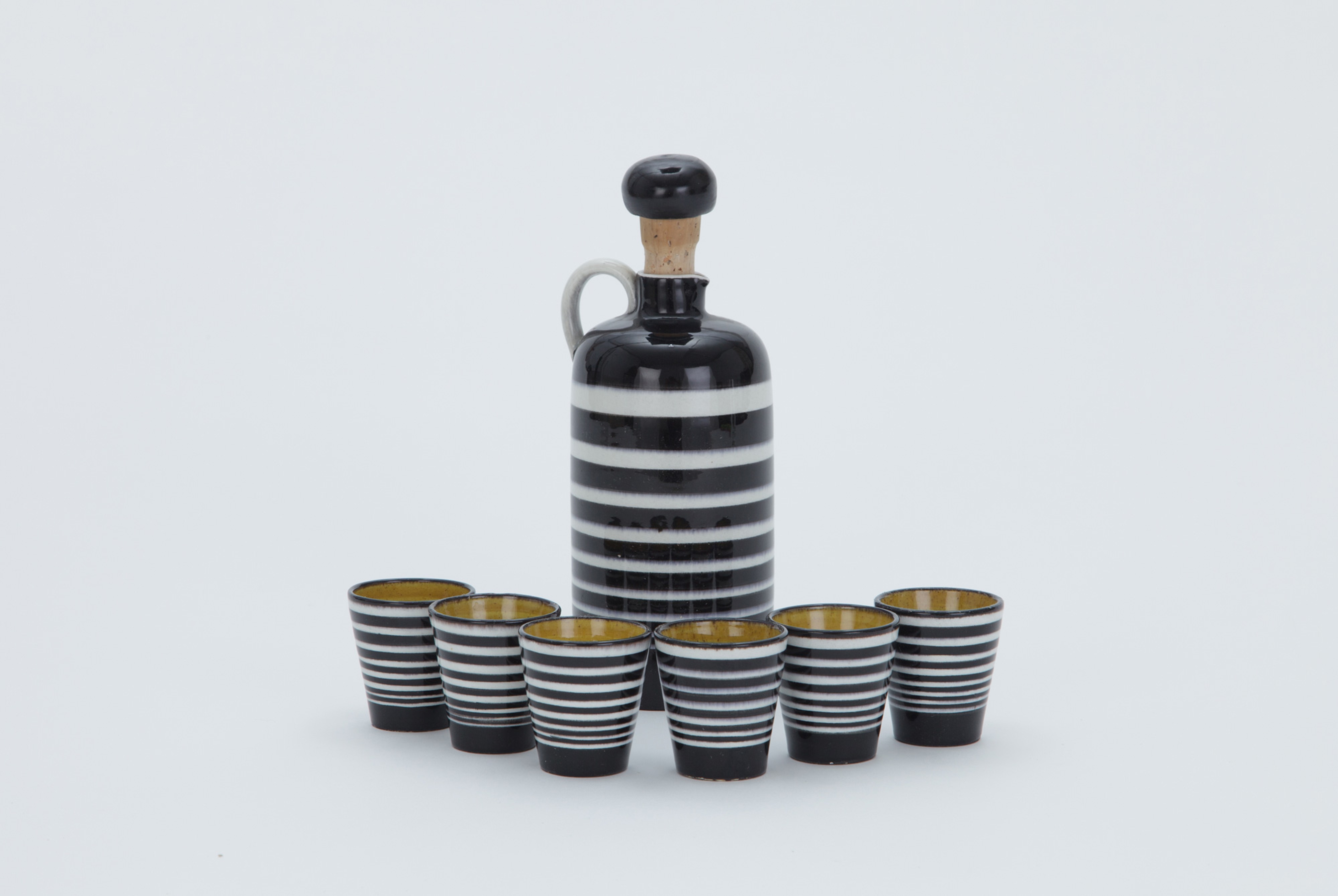 Carafe en terre cuite vernissée rouge