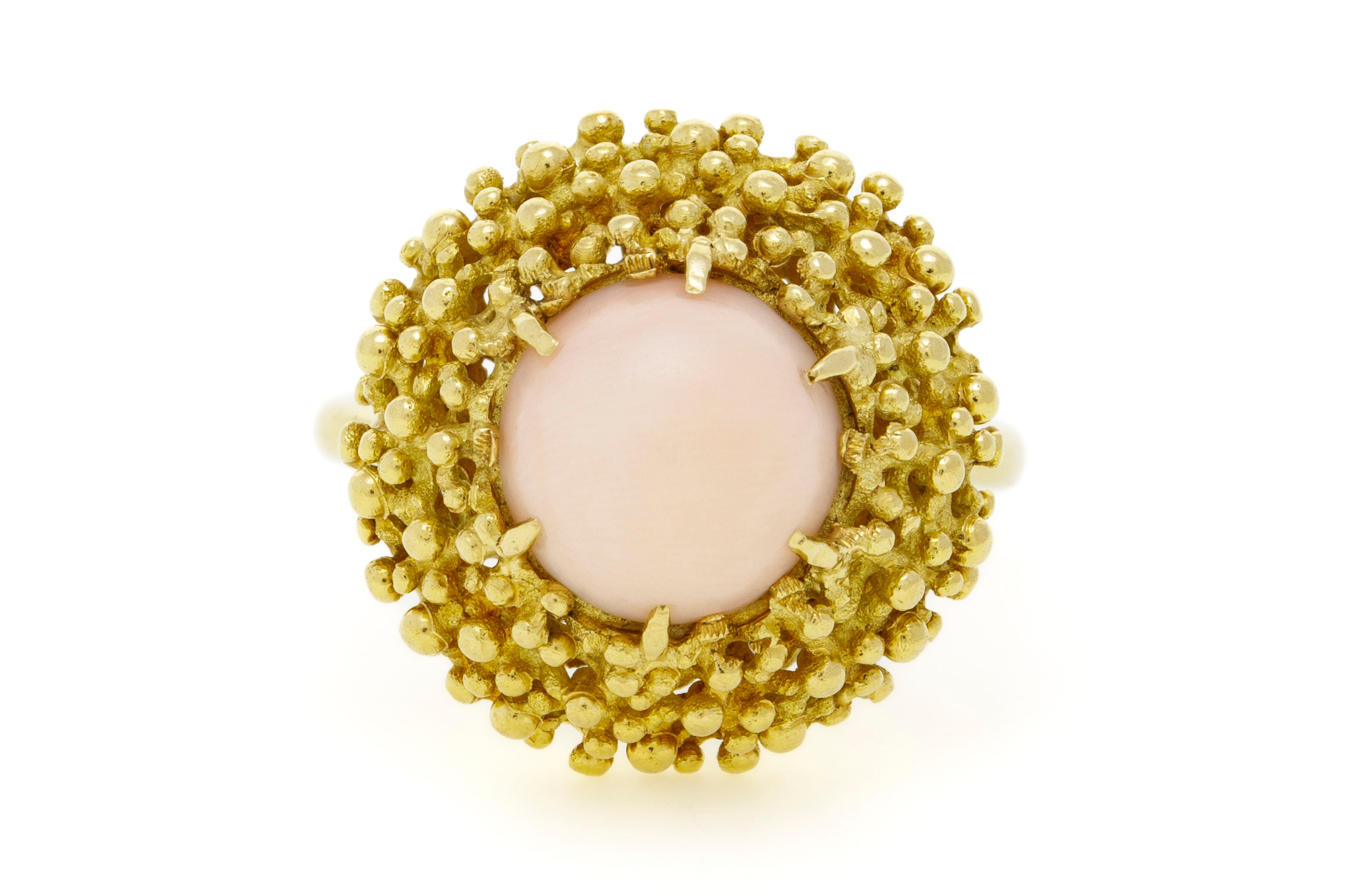 Bague or 750 structuré perlé serti d'un corail… | Piguet