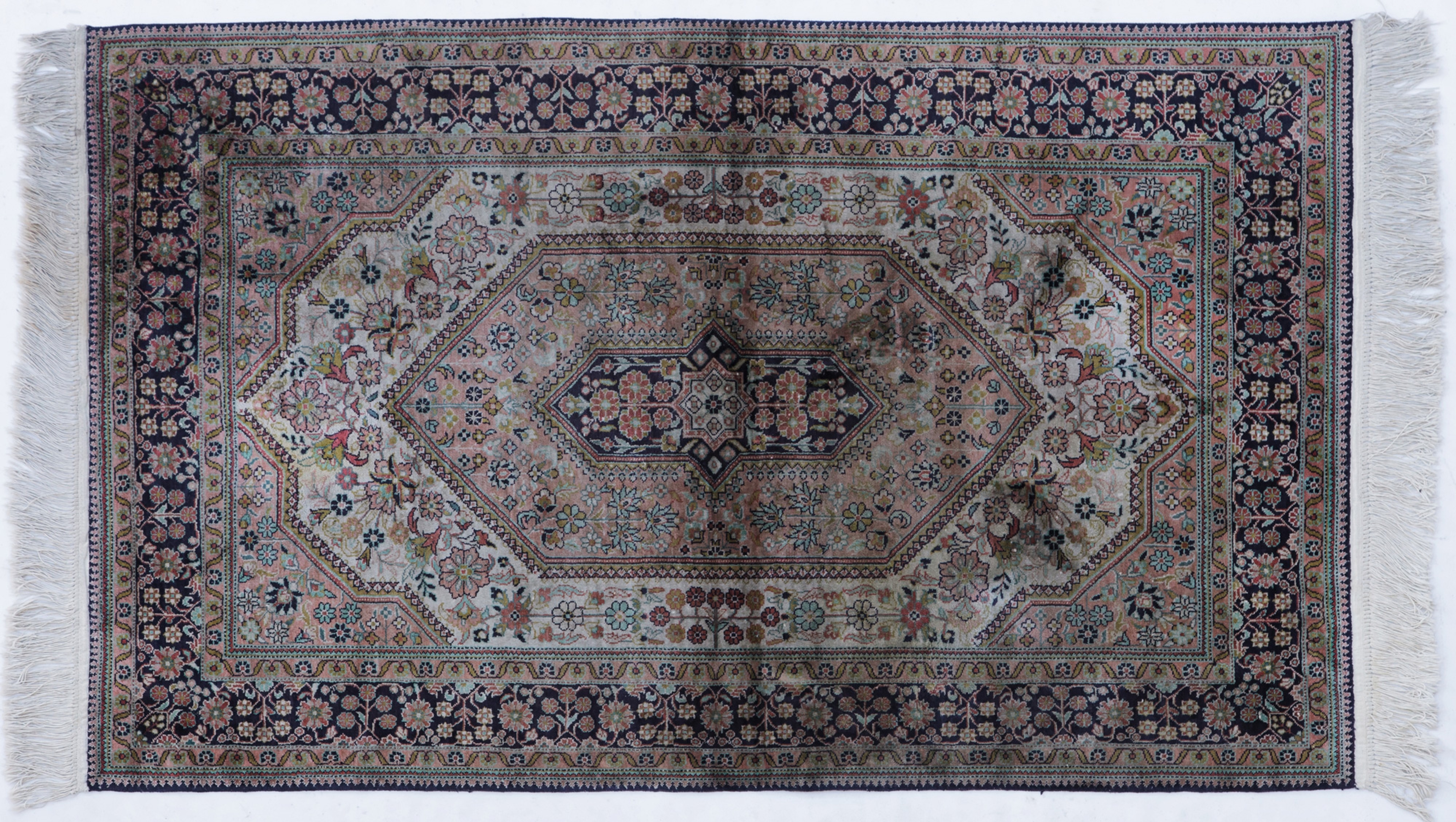 Tapis en Soie Cachemire : où les trouver à Paris ? - Vivre à Paris