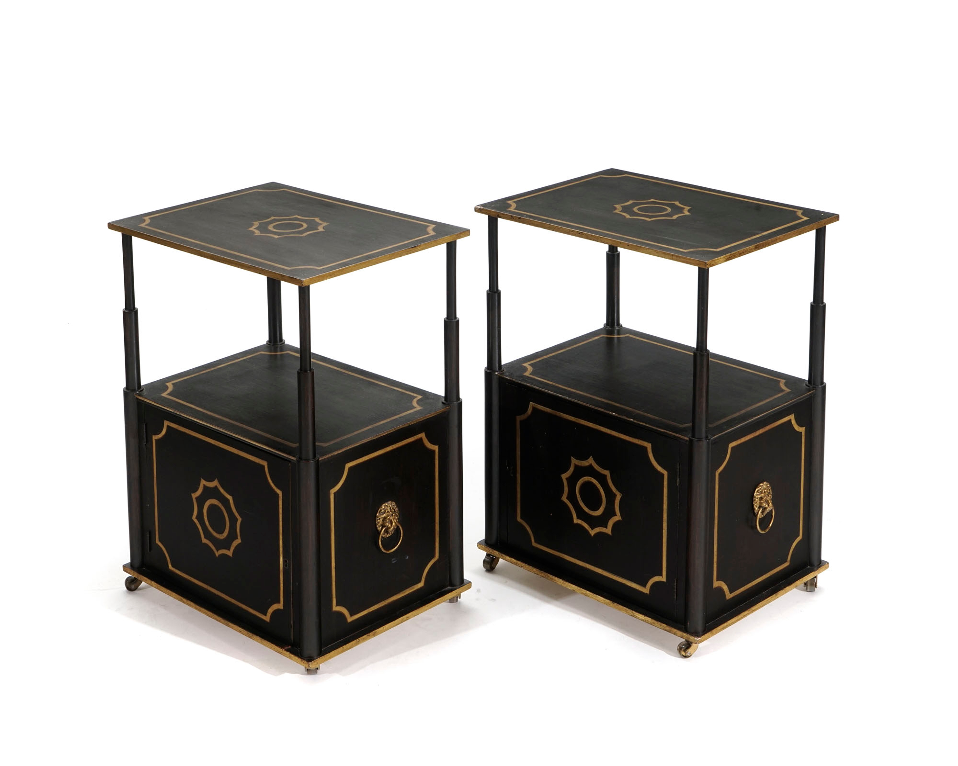 Paire de tables de chevet, XXe s., en bois noirci… | Piguet